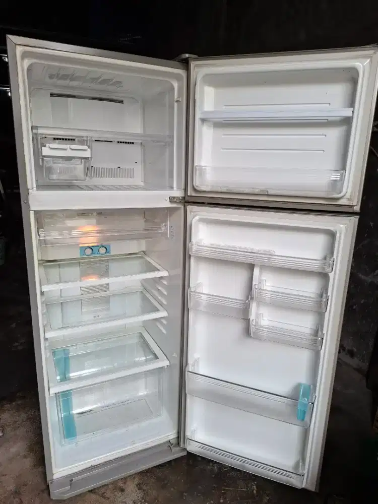 Kulkas Sharp 2 pintu, 570 liter type SJ-P570NLV-SL