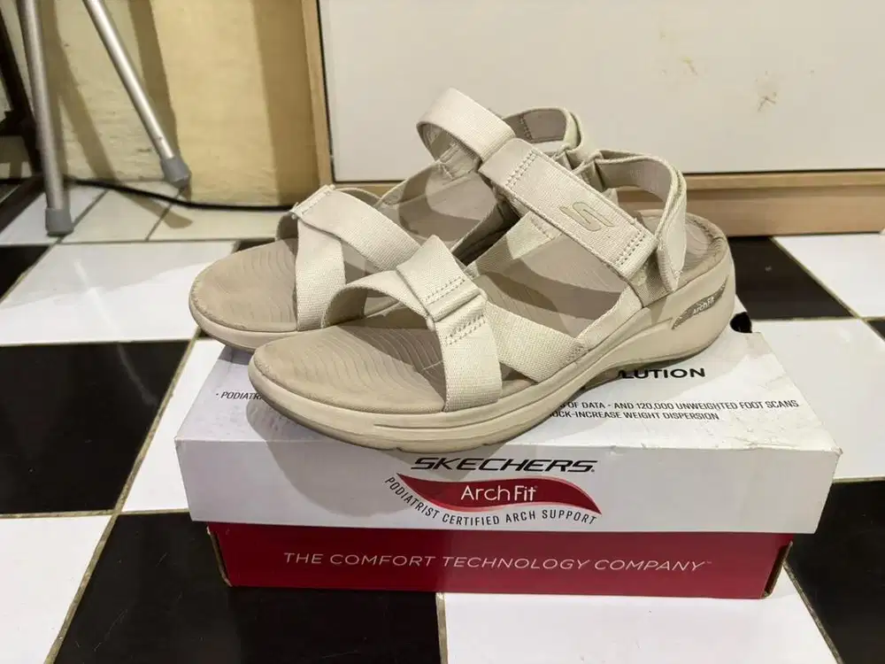Skechers Go Walk Arch Fit Sandal Natural