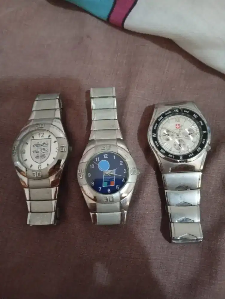Di jual jam  tangan  dari  bangkok. Bahan bagus.
