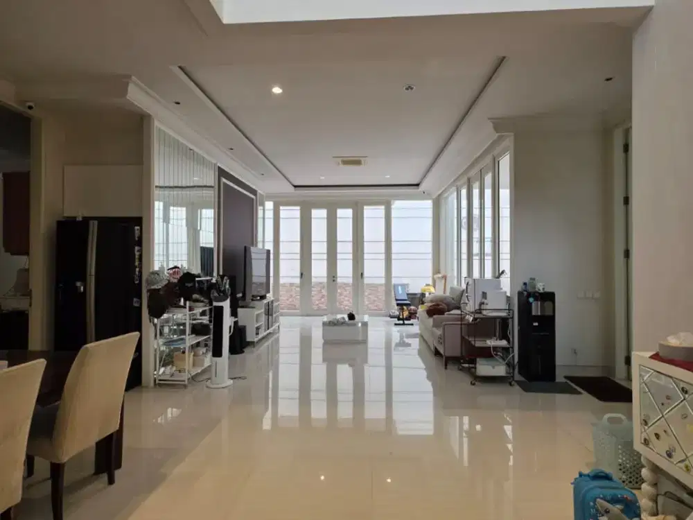 Rumah Larizwood Pakuwon Indah dkt citraland dan graha family surabaya barat