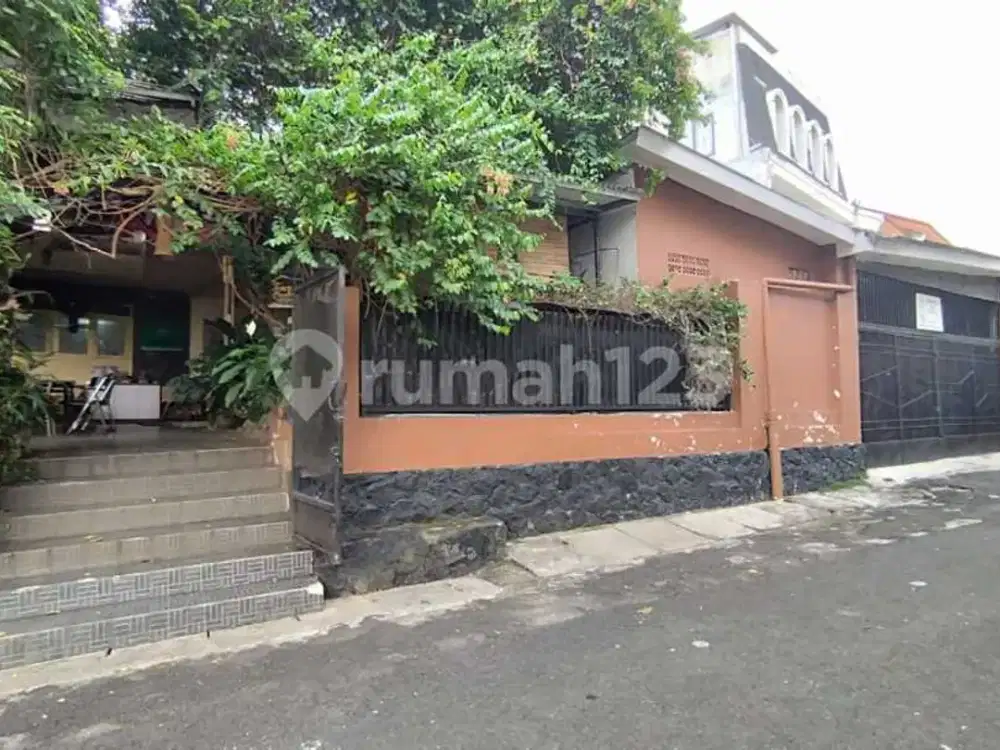 Rumah Lama Butuh Renovasi Dekat Area Bisnis di Radio Dalam