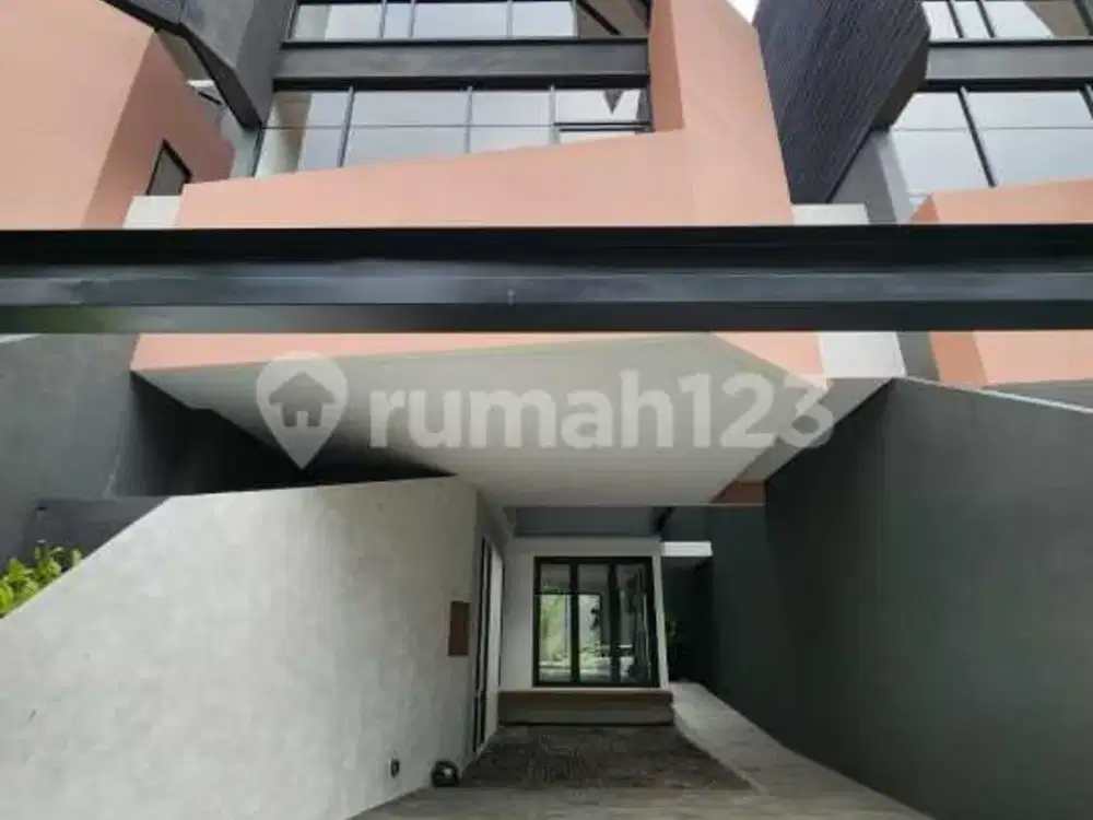Hunian Modern 3 Lantai, Dalam Komplek Strategis dekat Kemang Raya