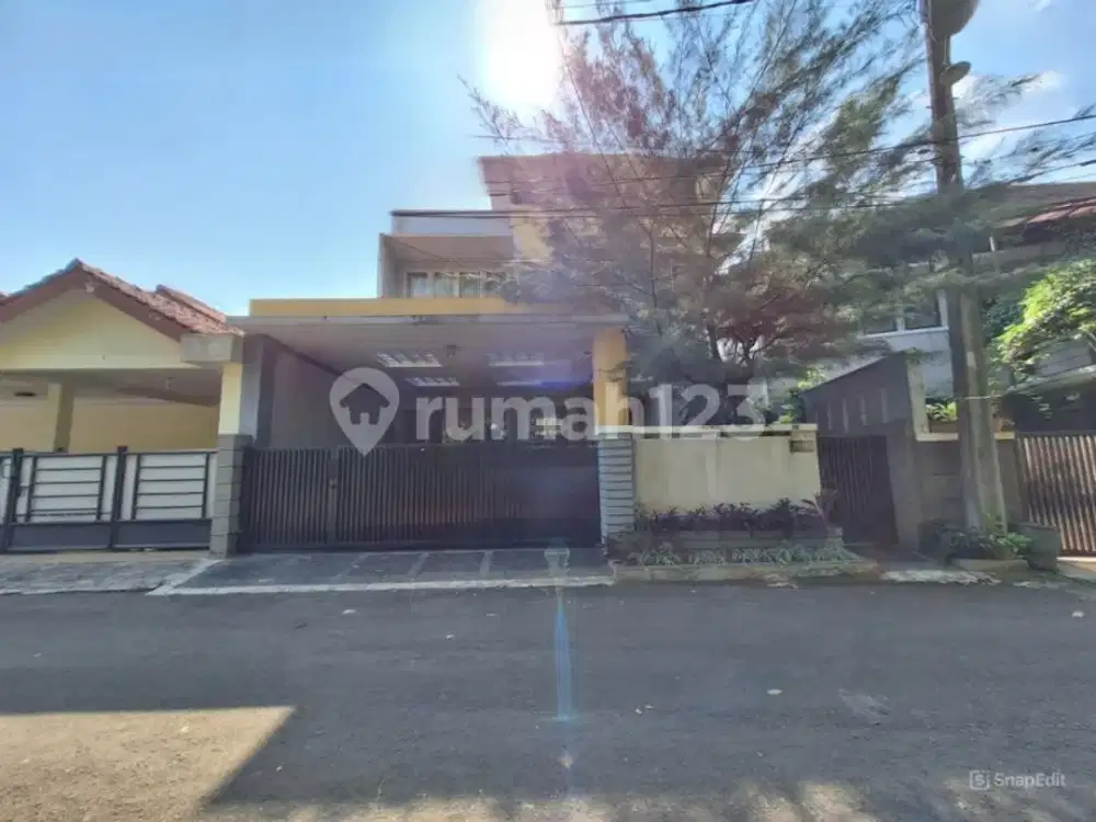 Rumah 3 Lantai dalam Komplek dekat Tol Brigif