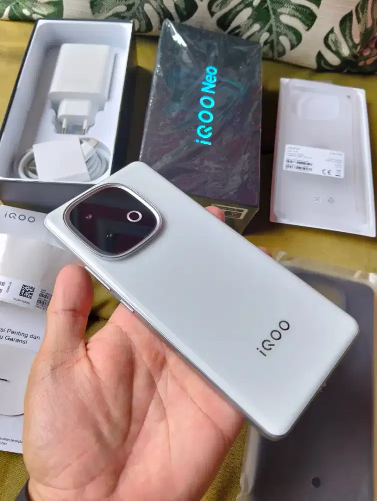 Iqoo neo 10 ram 12/256gb edisi terbaru warna putih (alpine white)