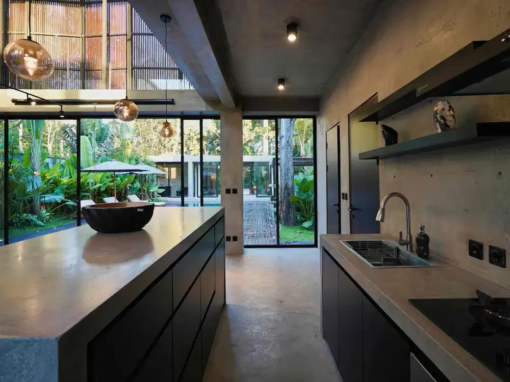 FOR RENT  5-BEDROOM MODERN VILLA Munggu