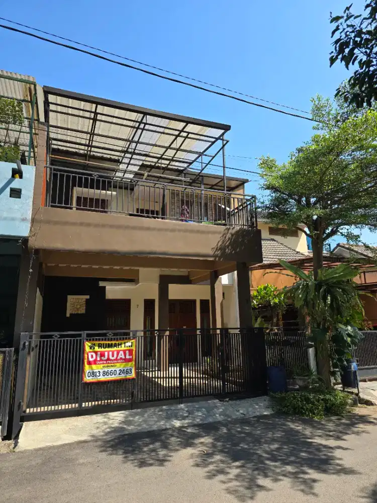 Rumah depan lapangan, terasa punya halaman luas
