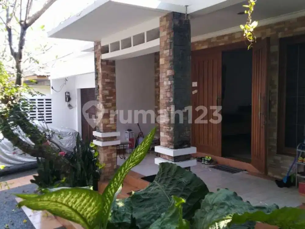 Rumah Asri dan Sangat Terawat dalam Komplek Elite di Cinere