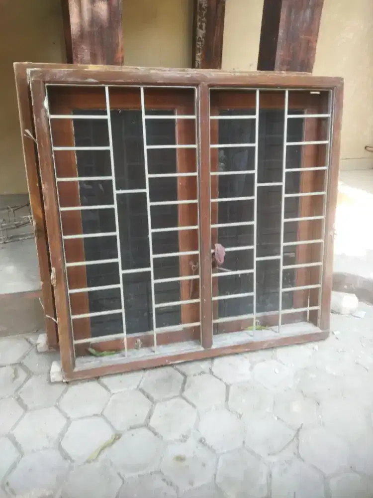 Jual Borongan 2 Kusen jendela Kayu kamper kering 140x140 Lengkap Kaca