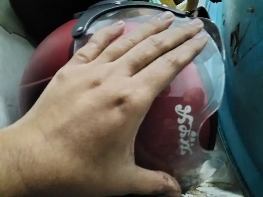 Helm wanita warna merah