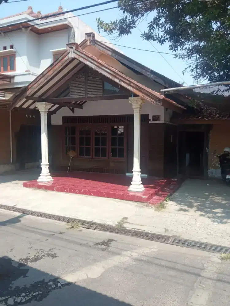 Di jual rumah dan gudang luas