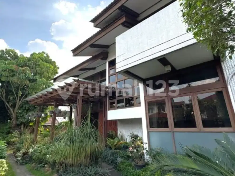 Rumah di Cinere dengan Taman Luas dan Ceiling Tinggi