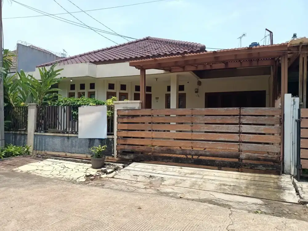 Rumah Terawat Dengan Halaman Luas Dalam Komplek Strategis di Cinere