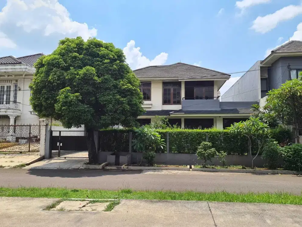 Rumah 2 Lantai Berhalaman Luas Dan Asri di Komplek Nyaman Cinere