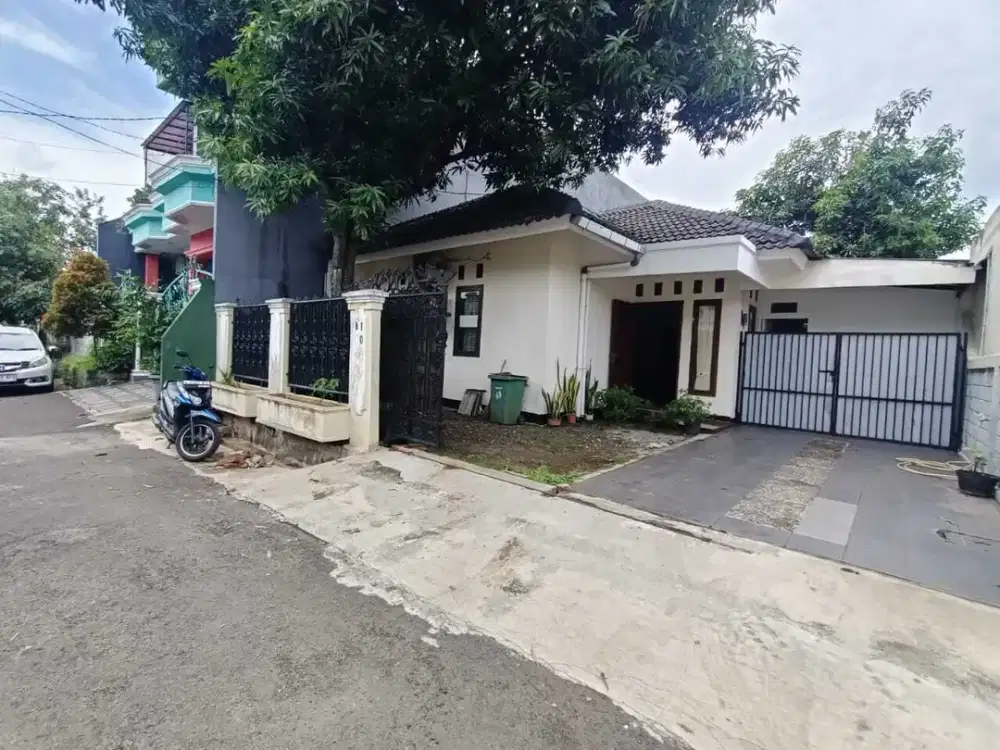 Rumah 1 Lantai Nyaman, Terawat, Dengan Taman Luas di Cirendeu