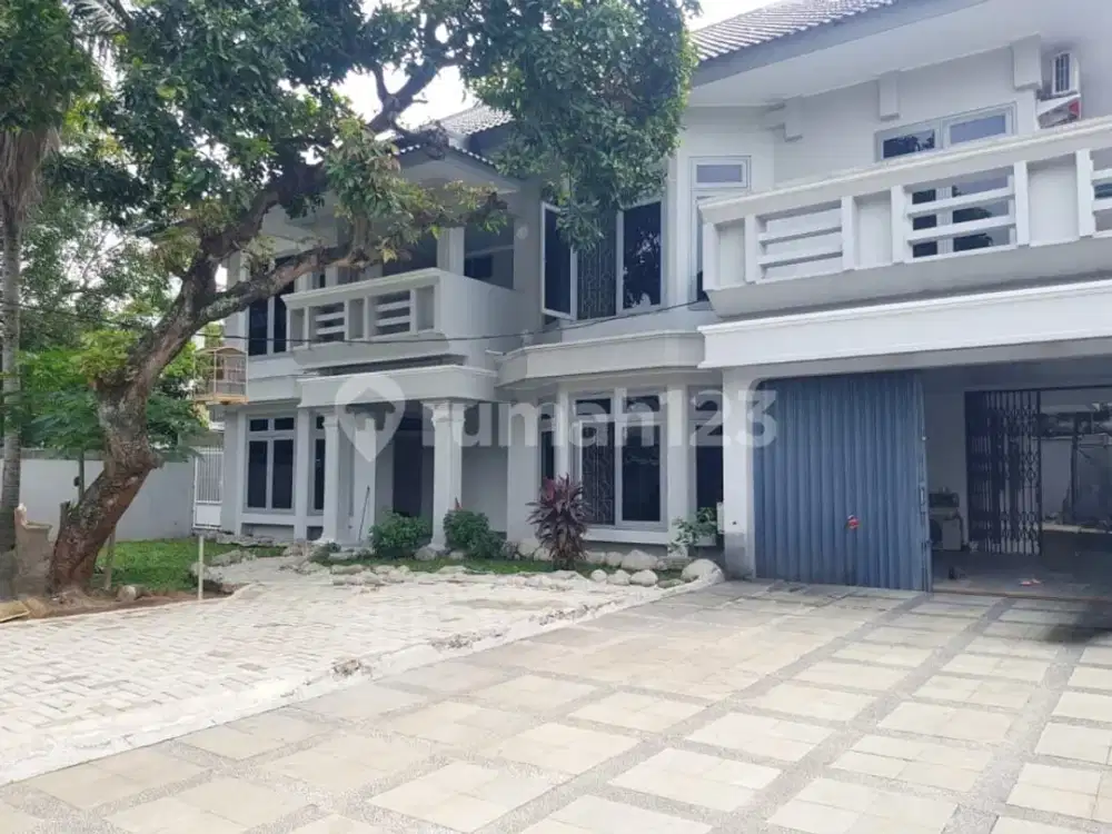 Rumah 2 Lantai Halaman Luas di Pejaten – Halaman Luas & Lokasi Premium