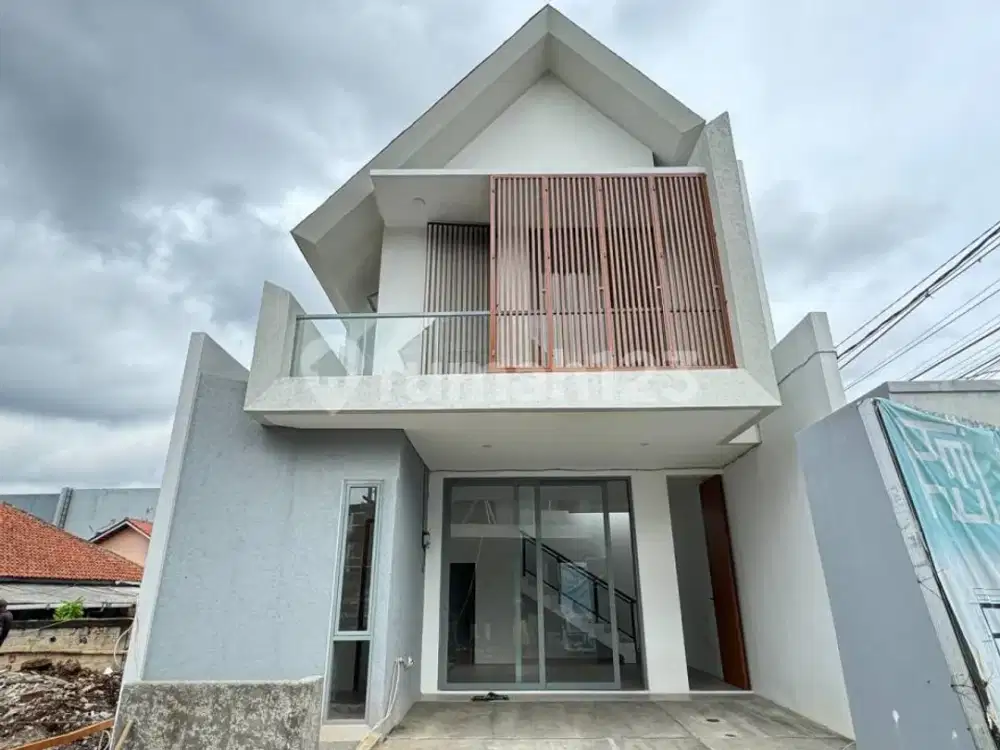 Brand New, Rumah Layout Lapang Modern Tropical di Cirendeu