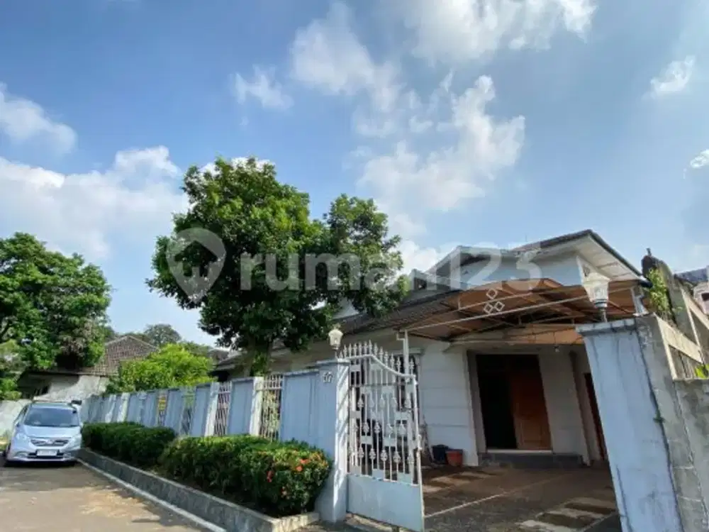 Rumah Nyaman Semi Furnished dalam Komplek Cinere - Dekat ke Tol Desari