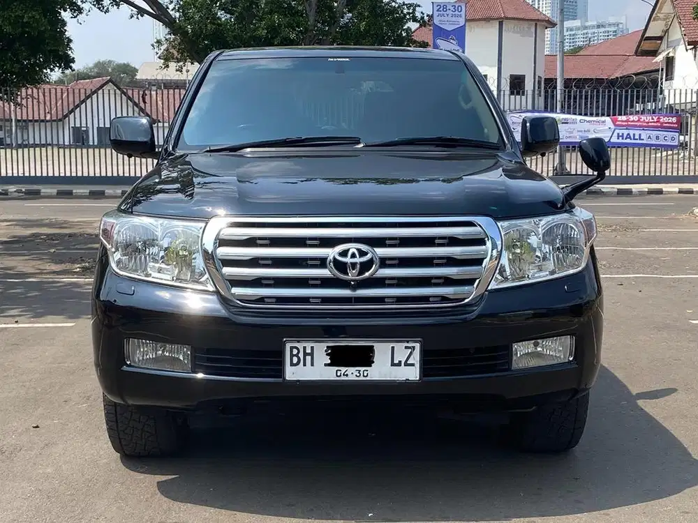 TOYOTA LAND CRUISER 200 DIESEL AT 2010 HITAM