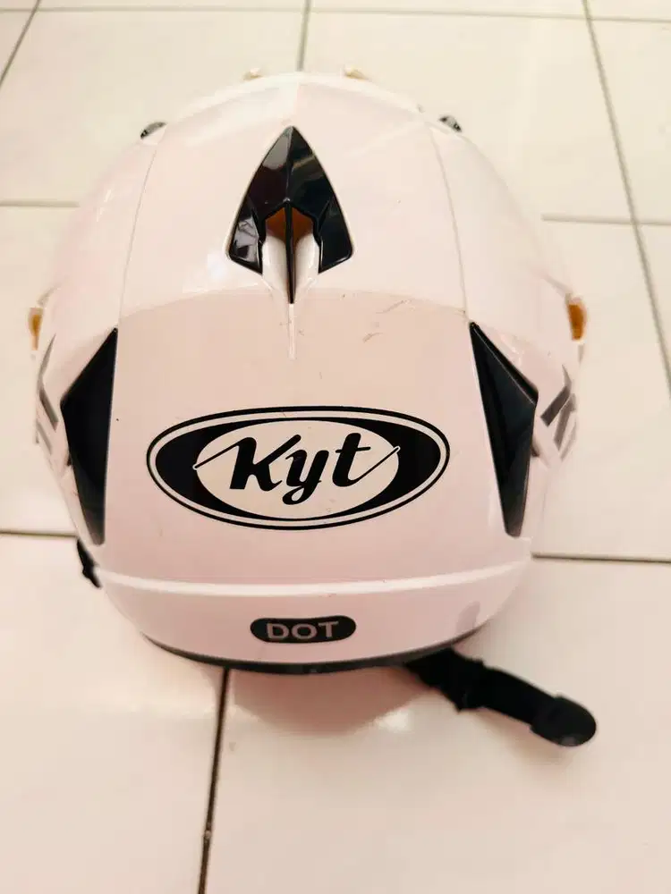 Helm KYT warna Putih kondisi 80%
