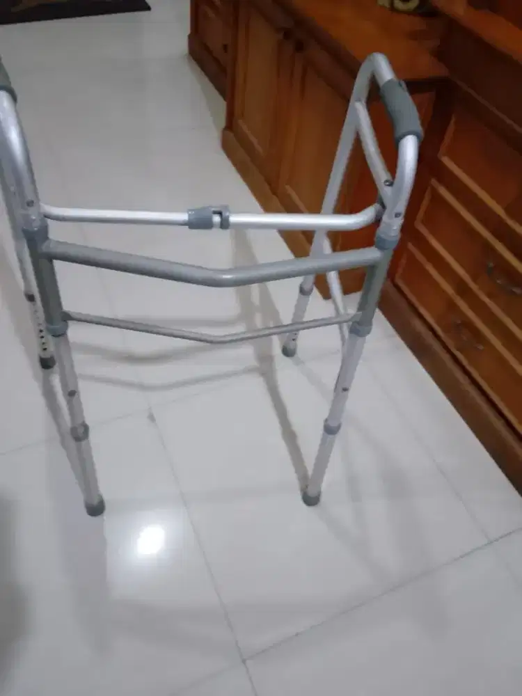 Walker (alat melatih jalan)