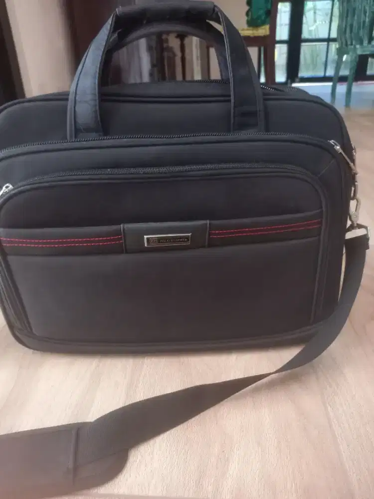 Tas slempang untuk travel dan kerja