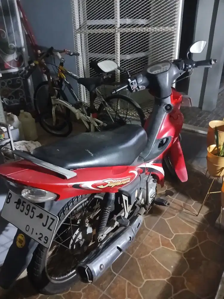 Motor Jupiter merah koleksi.