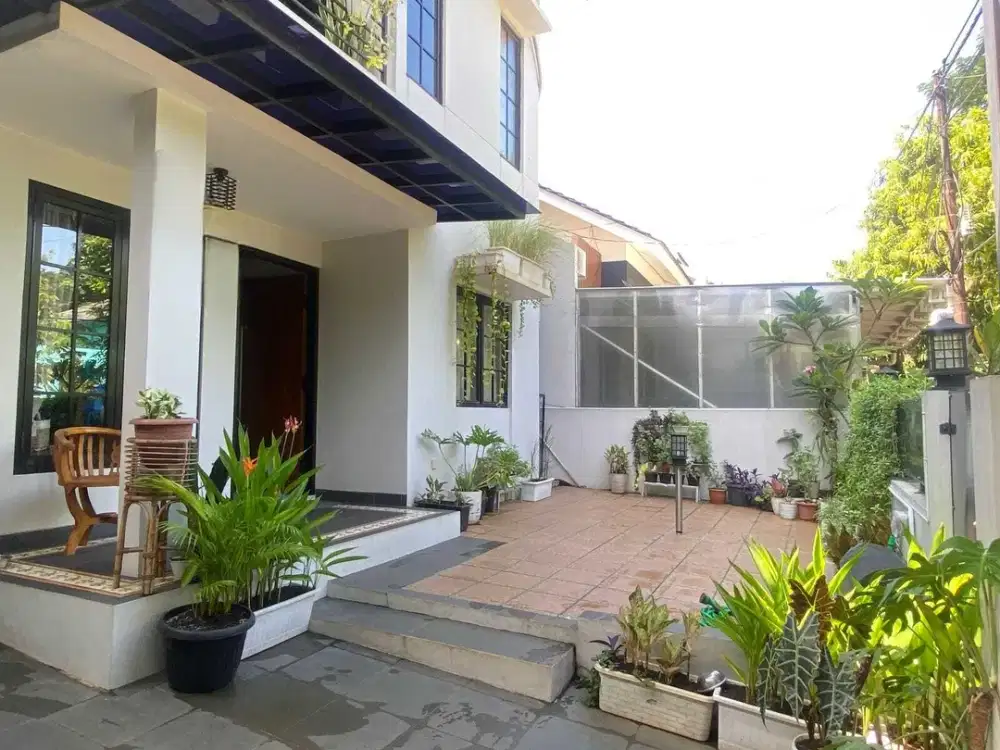 Dijual Rumah Cantik Semi Furnished di Kencana Loka