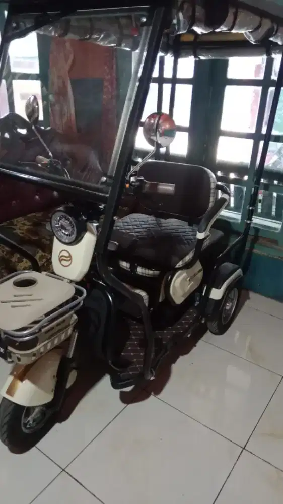 Sepada listrik roda 3 kondisi masih baru