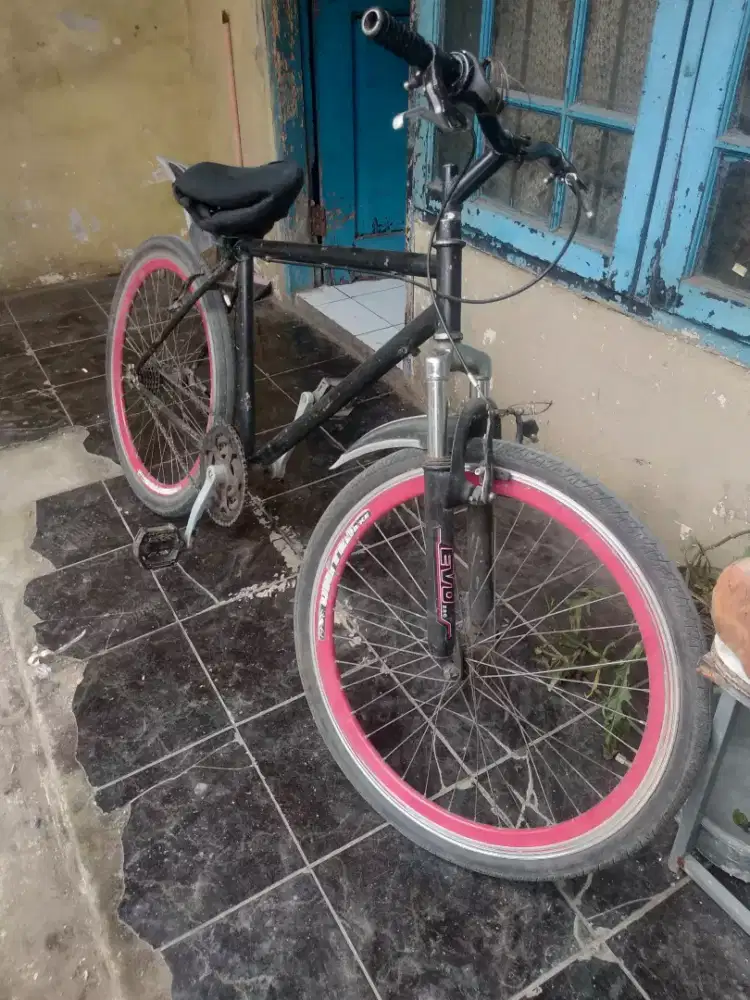 Sepeda pederal bekas