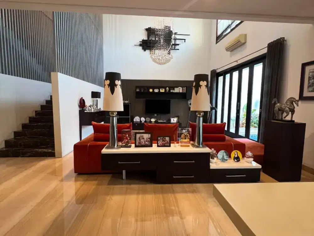 Semi Furnish Rumah Graha Famili Marmer & Swimming Pool
