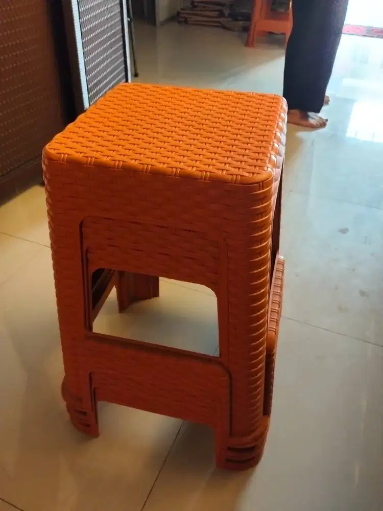 Kursi plastik motif rotan