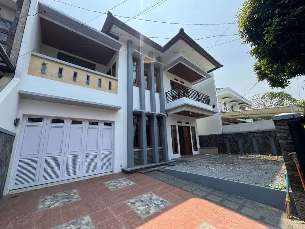 Disewakan Rumah Besar 2 Lantai, Mewah, Siap Huni di Dalam Komplek di Antapani