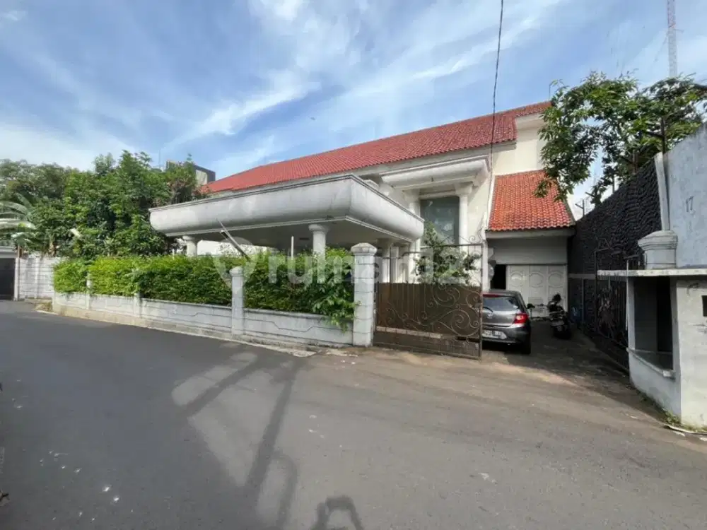 Rumah Luas Terawat dengan Layout Lapang di Lokasi Premium Cilandak