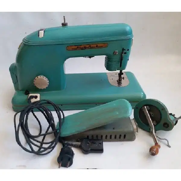 antique sewing machine / NAAI MACHINE KPACHOAPCKPNN C.H.X RUSSIA ERA 1