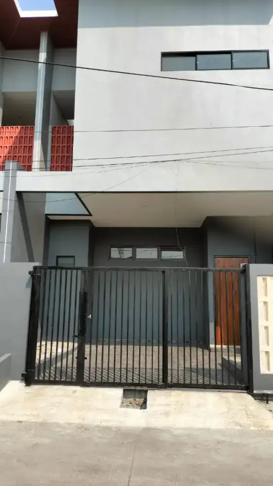 Dijual rumah tingkat bangunan bagus lokasi strategis harapan indah dpn