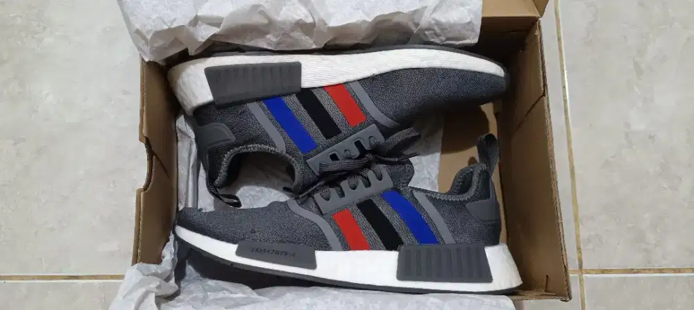 Adidas NMD_R1 baru warna grey ukuran UK : 8 1/2