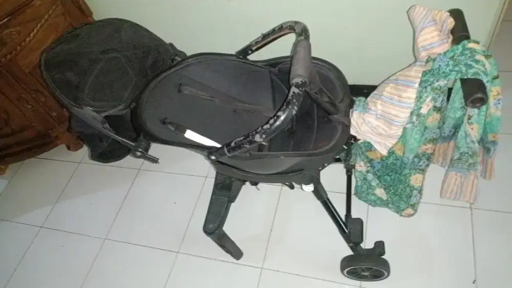 Stroller bayi warna hitam