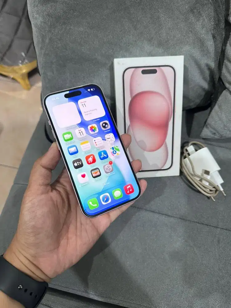 IPHONE 15 128 GB IBOX FULLSET SIAP PAKAI. BONUS ADAPTOR CHARGER