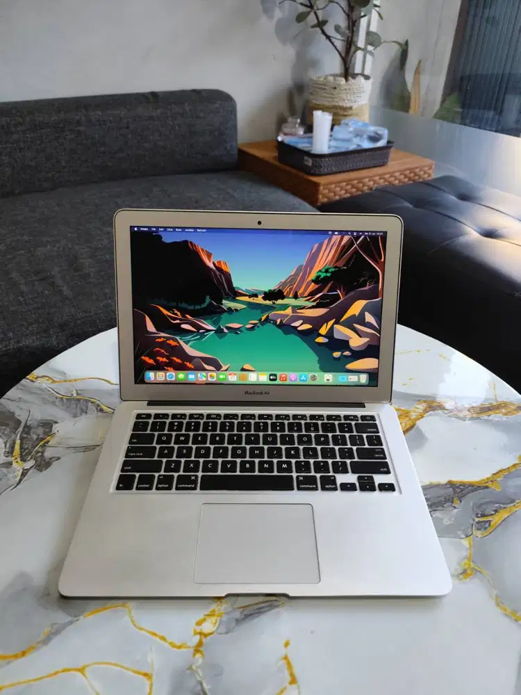 Macbook Air 13 2017 Intel Core i5 RAM 8GB Udah SSD 128GB Ngebut