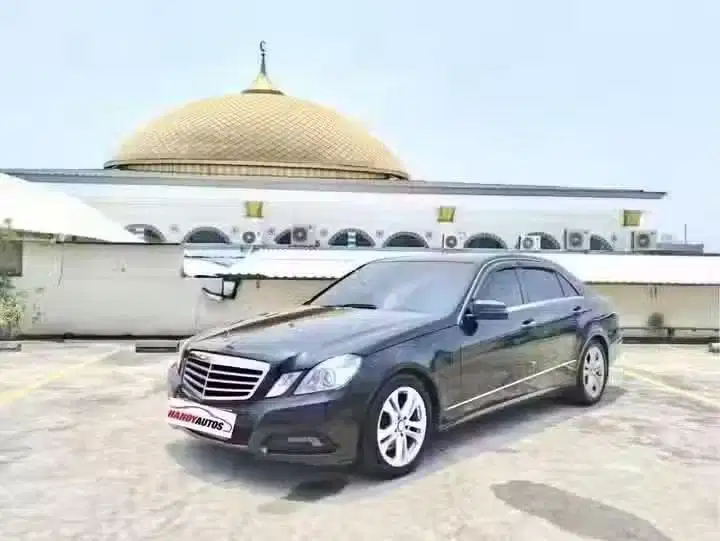 Mercedes Benz E300 Avantgarde Panoramic 2010 Automatic Hitam