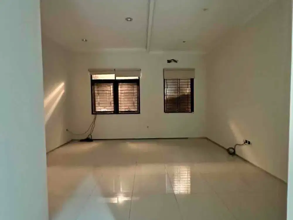 Disewakan rumah Taman sakura indah - soekarno hatta 

LT : 270 
LB : 270 
1 Lantai 
KT : 3 + 1 
KM :  2 + 1 
Air : Sible 
Listrik : 2200w 
Harga : 85 jt/ thn LC