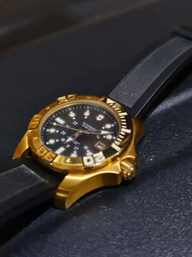 VICTORINOX QUARTZ WATCH