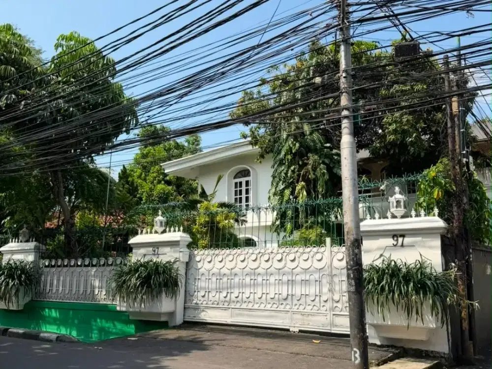 Dijual rumah mewah klasik terawat, strategis di tebet