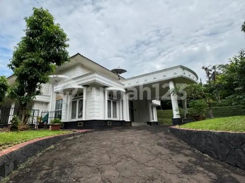 Rumah Mewah, Lokasi Bagus, Harga Istimewa, Ada Kolam Renang