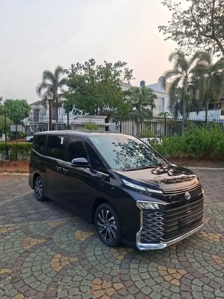 Toyota Voxy 2.0 CVT TSS 2022 Hitam