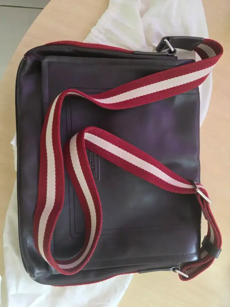 Dijual Tas Bally Leather Messenger/Crossbody