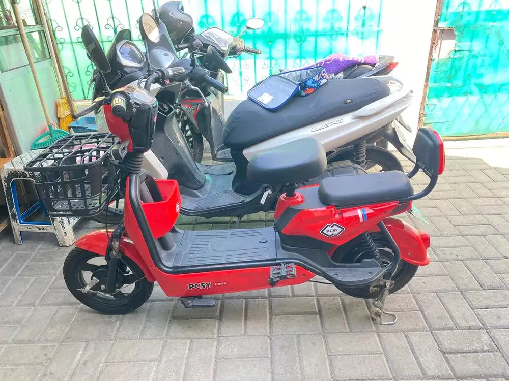Dijual sepeda listrik PCSY E-Bike warna merah.