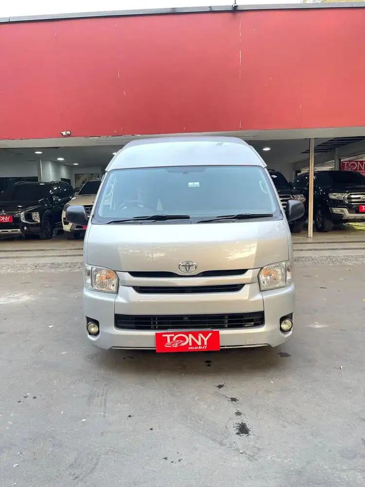 Hiace Commuter MT 2014 Silver