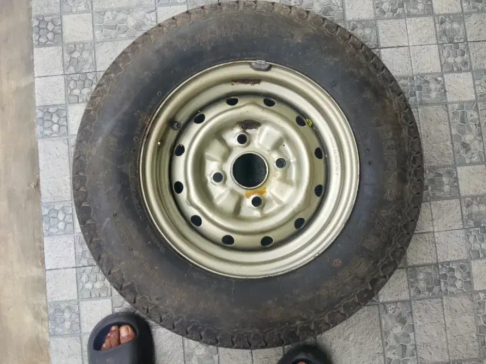 velg kaleng Ring 13 plus ban tinggal pakai.