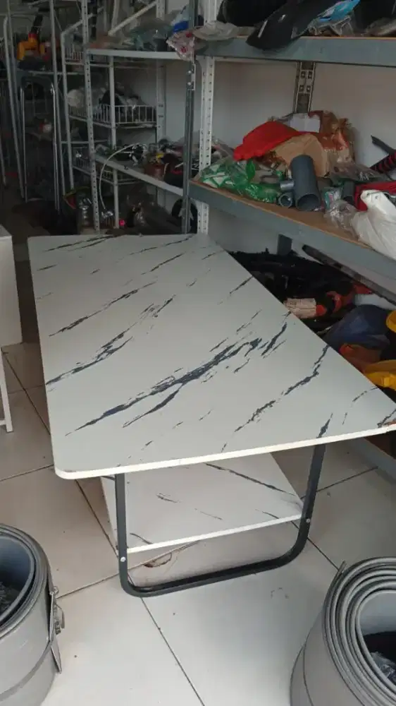 Meja ruang tamu